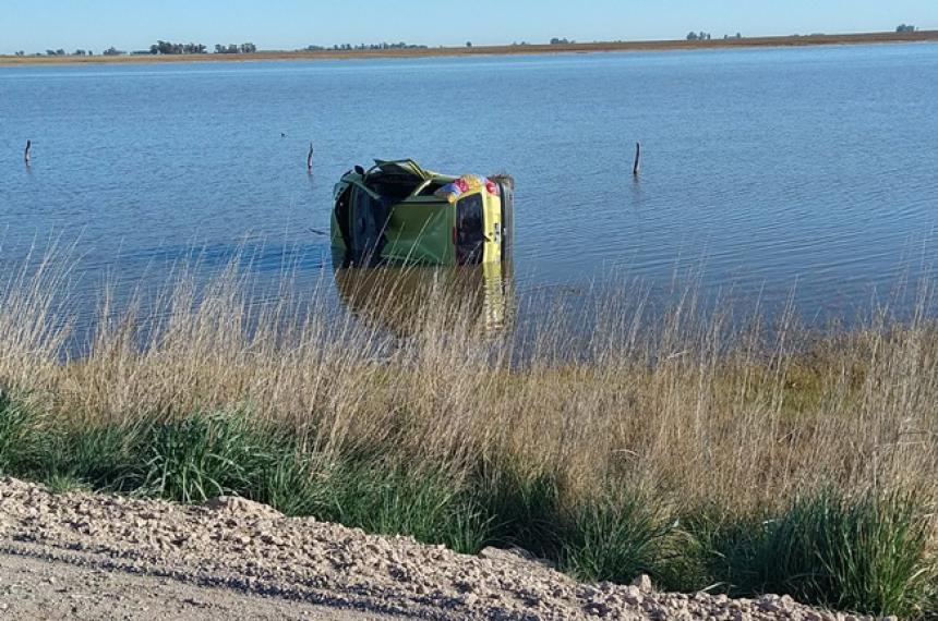 Volc Un Auto Y Termin En Una Laguna Sobre La Ruta Provincial El