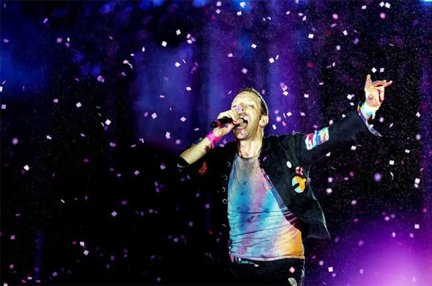 Chris Martin tiene infección pulmonar Coldplay suspende shows en