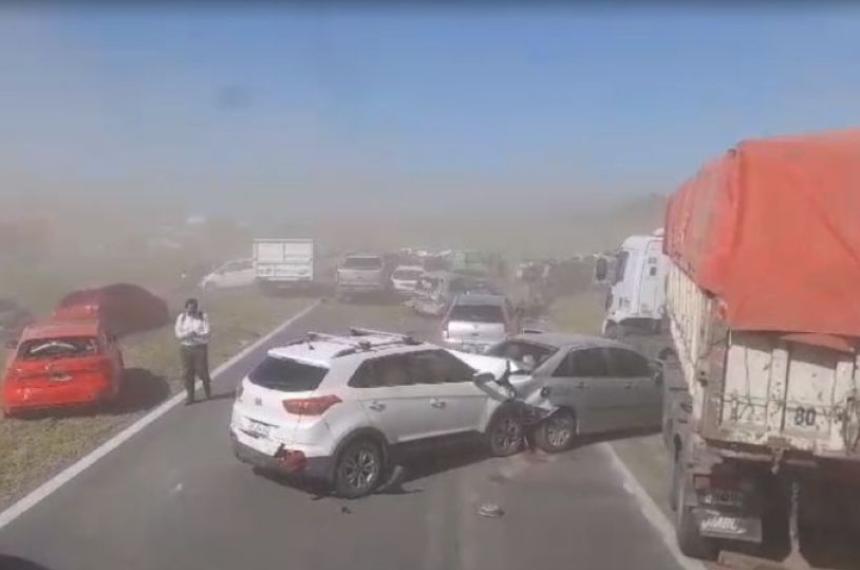 Dos Muertos Y Decenas De Heridos Tras Choques En Cadena Por El Viento Y