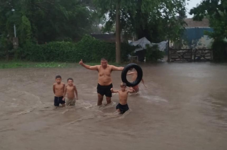 Calles anegadas y vecinos nadando por la fuerte precipitación en