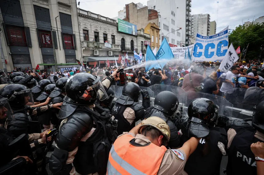 Reprimen a organizaciones sociales en el Puente Pueyrredón El Diario