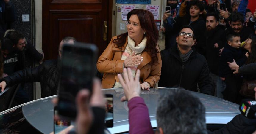 Sigue la vigilia frente a la casa de Cristina con la Policiacutea portentildea otra vez al acecho