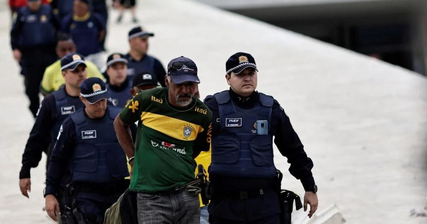 Militares y fuerzas de seguridad retomaron el control de los edificios gubernamentales en Brasilia