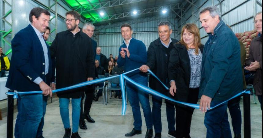 La Cooperativa Eleacutectrica de Winifreda inauguroacute su faacutebrica de columnas