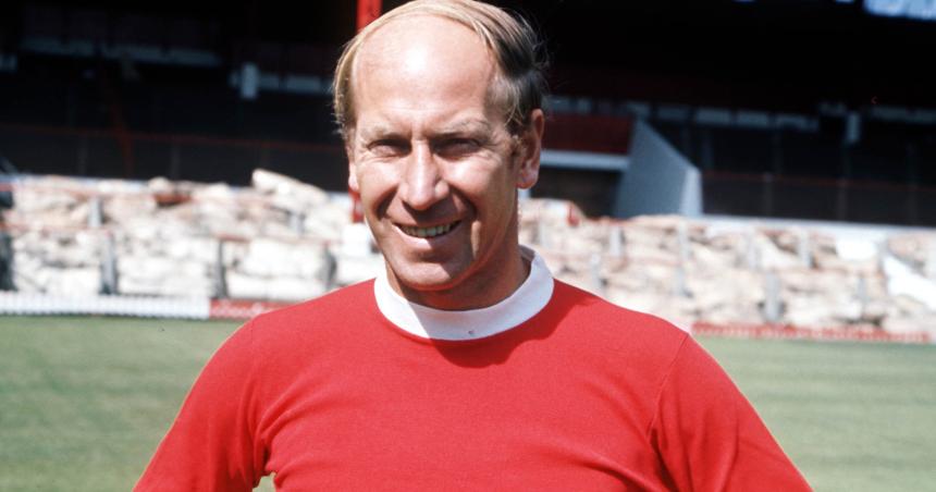 Murioacute Bobby Charlton leyenda del fuacutetbol ingleacutes