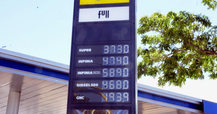 A dos diacuteas de la asuncioacuten de Milei YPF aumentoacute entre el 19 y el 25-en-porciento- el precio de los combustibles