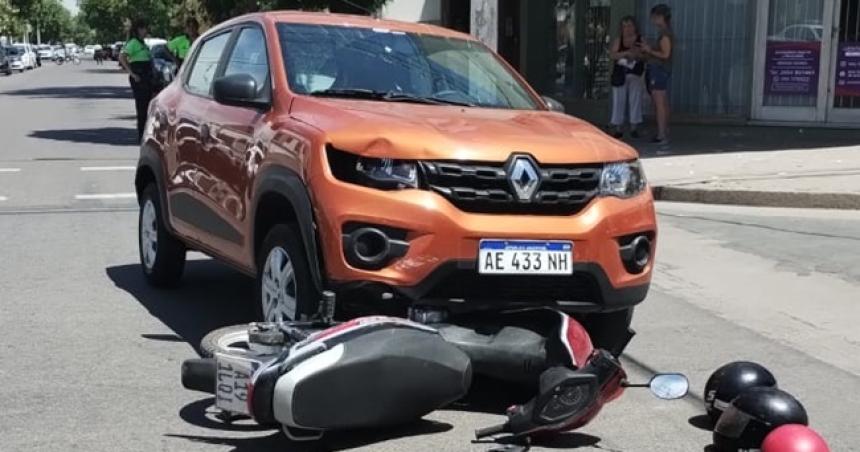 Un auto embistioacute a una moto en el centro de Santa Rosa