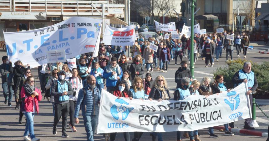 La lista oficialista de UTELPa llamoacute a defender la paritaria nacional