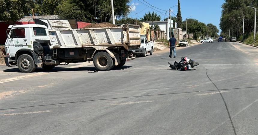 Una motociclista sufrioacute heridas y golpes al chocar con un camioacuten municipal