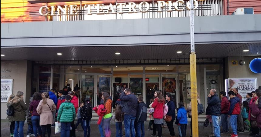 Tarifazo y caiacuteda del consumo- cierran en invierno el Cine Teatro Pico