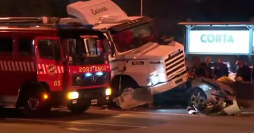 Dos muertos al desprenderse el contenedor de un camioacuten en la Panamericana