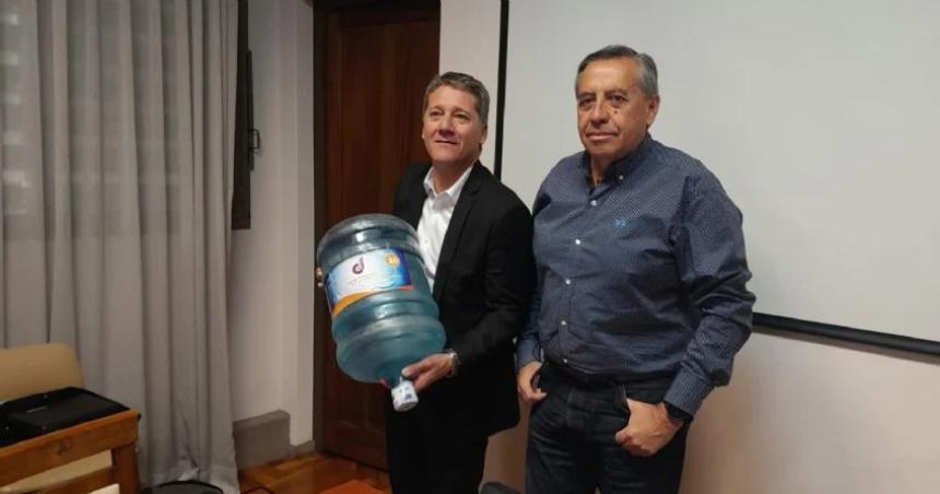 Mendoza denuncioacute a La Pampa por envasar y vender el agua del Atuel 