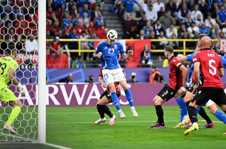 Italia con lo justo le ganoacute a Albania en Dortmund