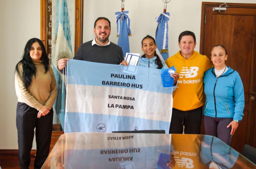Di Naacutepoli entregoacute reconocimiento a la deportista Paulina Barreiro