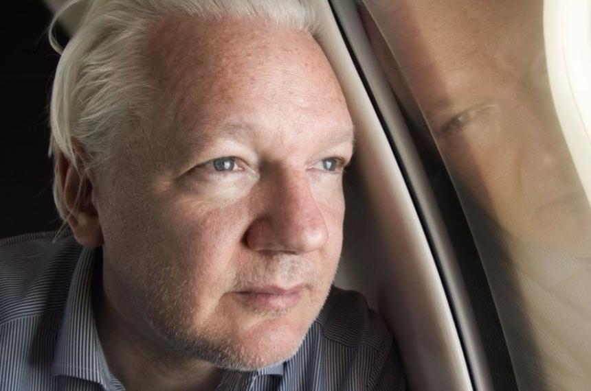 Julian Assange el liacuteder de WikiLeaks salioacute de prisioacuten tras acordar su culpabilidad y ya dejoacute el Reino Unido