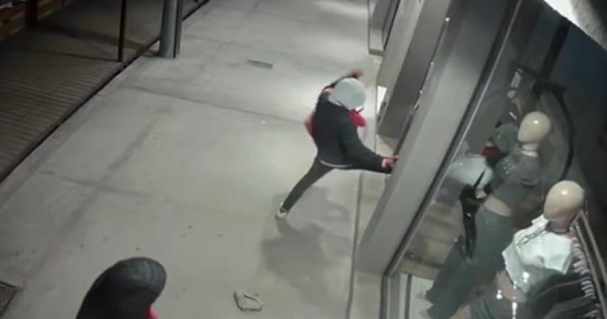 Rompieron una puerta y robaron en una tienda ceacutentrica de Santa Rosa