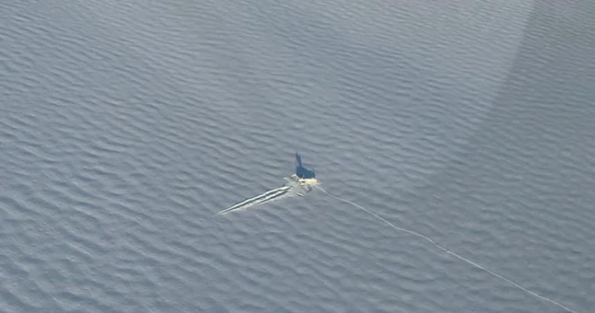 Una avioneta aterrizoacute de emergencia en un lago congelado de Chubut