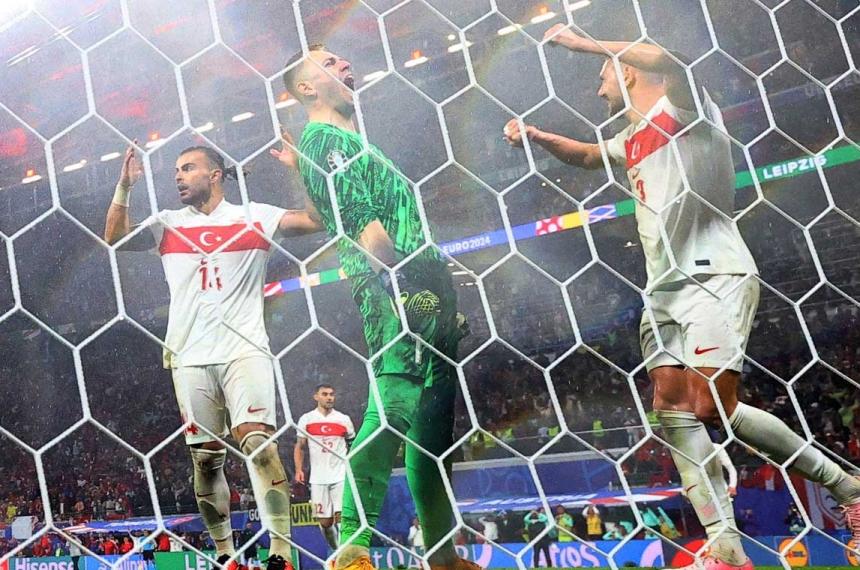 Turquiacutea vencioacute 2-1 a Austria y logroacute el uacuteltimo boleto a los cuartos de final
