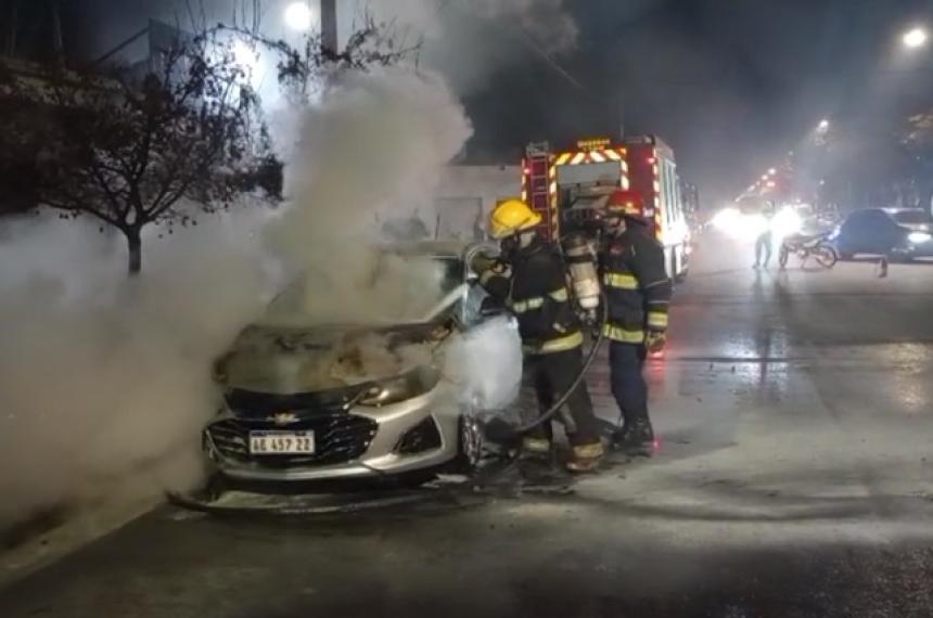 Se incendioacute un auto en el centro de Pico
