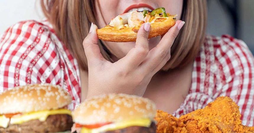 Mukbang- en queacute consiste esta peligrosa moda en redes y queacute riesgos tiene para la salud