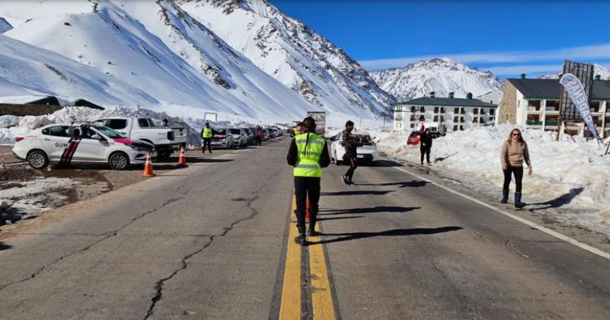 Colapsoacute el cruce a Chile y cortaron el traacutensito en el tuacutenel Cristo Redentor