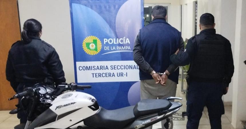 Andaba en una moto robada y lo descubrioacute la policiacutea