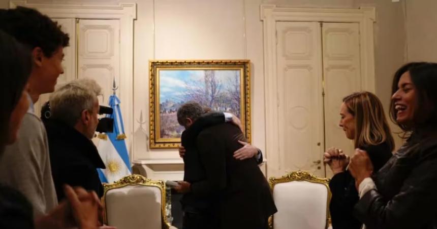 La sorpresa de Milei para su amigo veterano de Malvinas- el recuerdo del compantildeero caiacutedo y la increiacuteble visita a Darwin