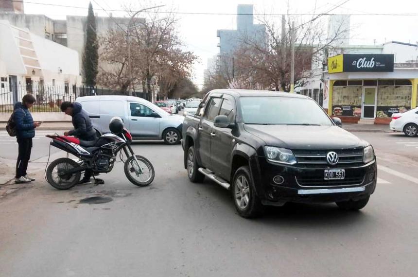 Choque entre una camioneta y una moto en pleno centro de Santa Rosa