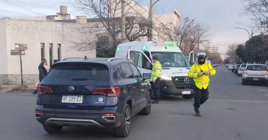 Otro siniestro vial en el centro santarrosentildeo- chocaron un auto y una moto