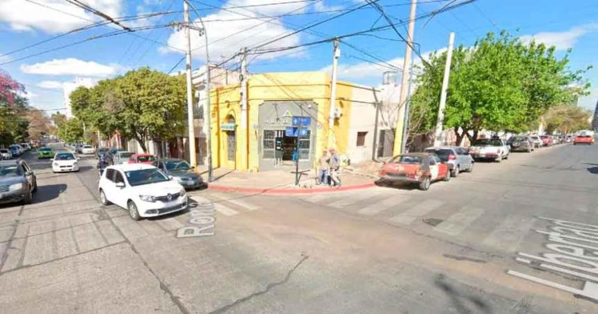 Con un arma de juguete un nintildeo de 9 antildeos roboacute un local en Coacuterdoba y su familia no se hace cargo