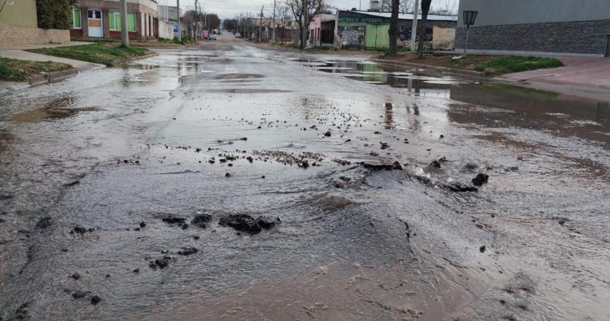 Una erupcioacuten en el asfalto por una peacuterdida de agua