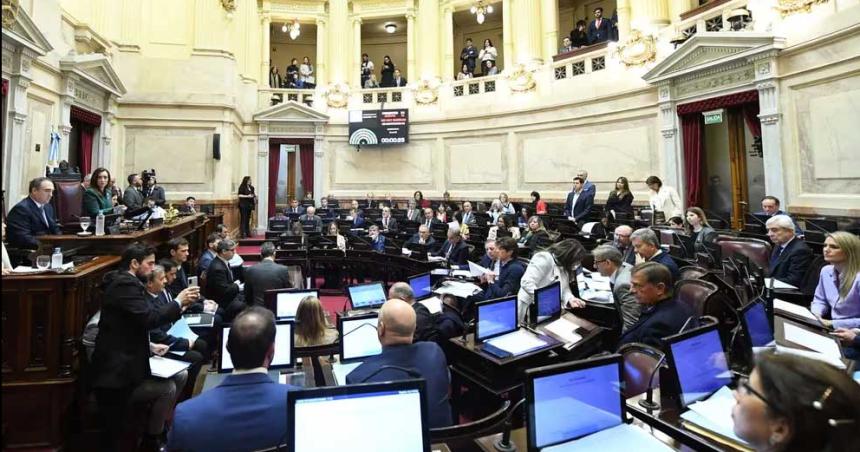 Los senadores anularaacuten la uacuteltima suba de sueldos y congelaraacuten sus dietas hasta el 31 de diciembre