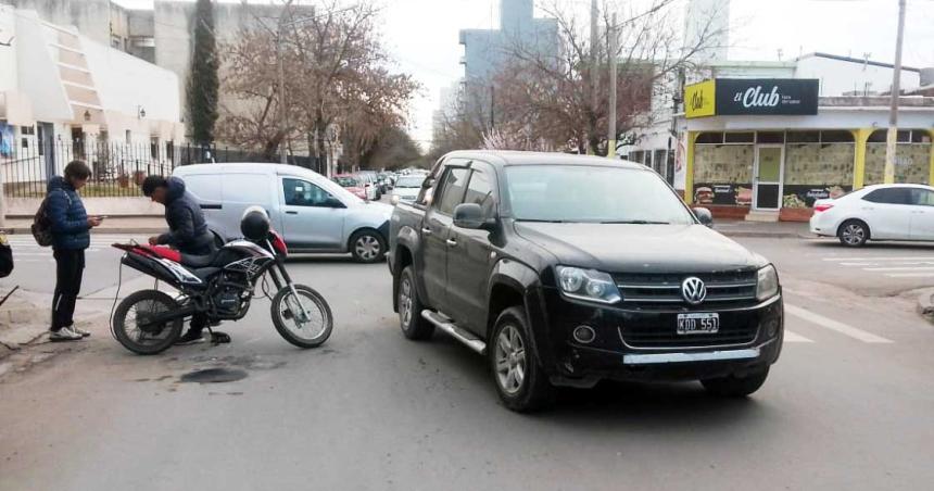 Choque entre una camioneta y una moto en pleno centro de Santa Rosa