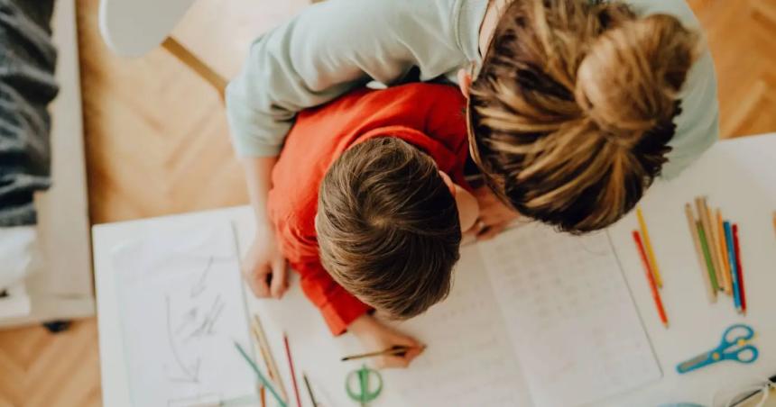 Revocan fallo y sancionan a padres que no llevaron a su hijo a la escuela