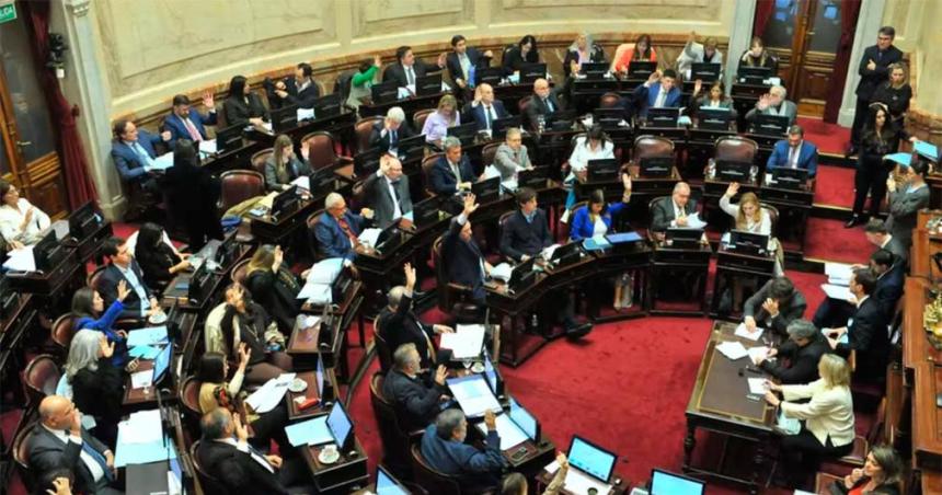 Los senadores anularon la uacuteltima suba de sus sueldos y congelaron sus dietas hasta el 31 de diciembre