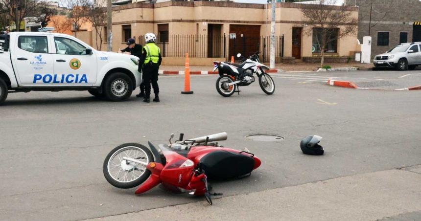 Una motociclista herida por un choque en pleno centro santarrosentildeo