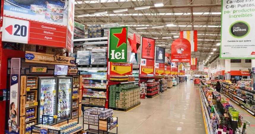 Una cadena extranjera de supermercados se va del paiacutes debido a la recesioacuten