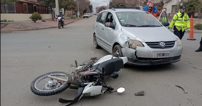 Otro choque entre auto y moto en Santa Rosa