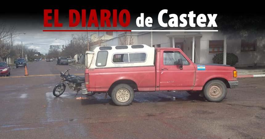 Castex- motociclista fue trasladado a General Pico a raiacutez de una colisioacuten con una camioneta