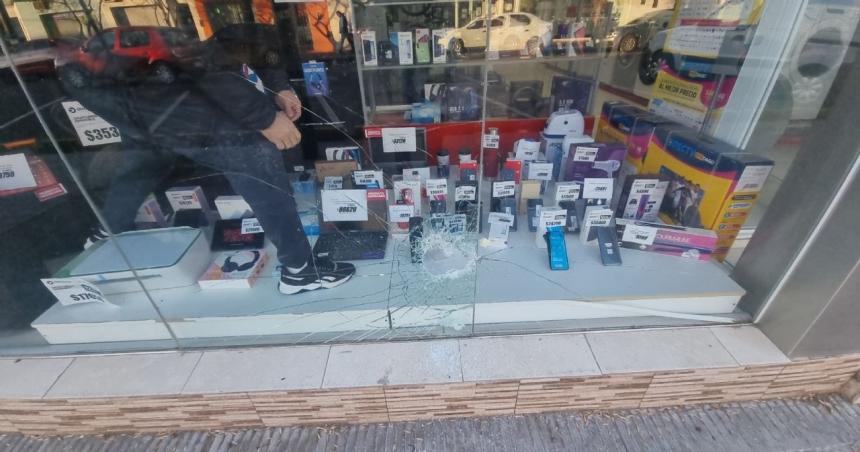 Rompieron una vidriera y se llevaron cuatro celulares de alta gama