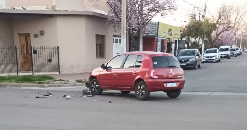 Circulaba en contramano en moto y chocoacute contra un auto