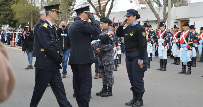  Micaela Symouang recibioacute su reconocimiento por parte del Jefe de Policia y el Gobernador