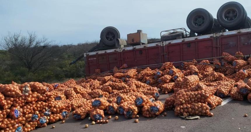 Volcoacute un camioacuten con cebollas sobre la Ruta Nacional 154