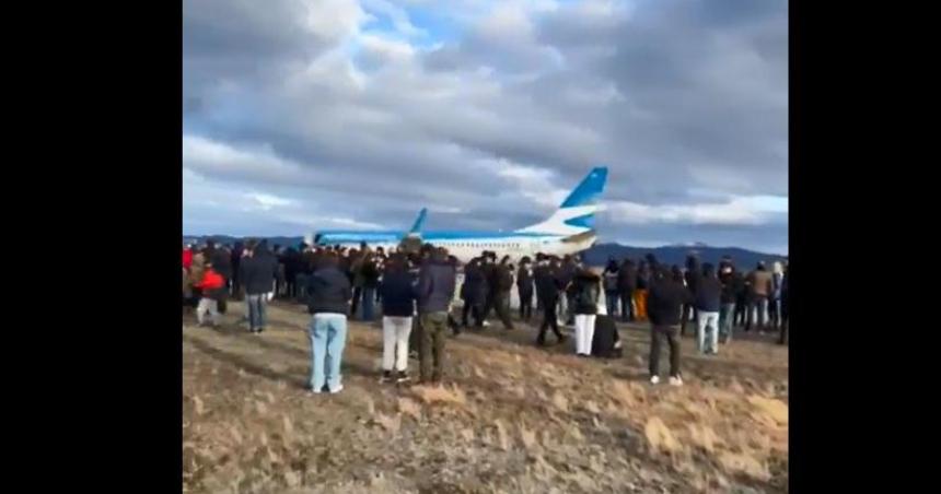 Un diputado libertario fue demorado por la falsa amenaza de bomba en el avioacuten de AA