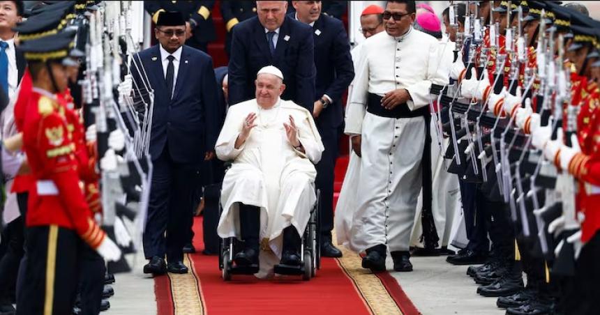 El papa Francisco llegoacute a Indonesia donde inicia su gira por Asia y Oceaniacutea