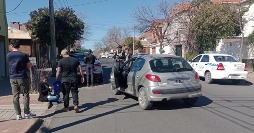 Conductora embistioacute un taxi estacionado