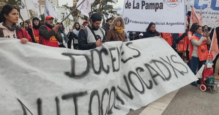 Docentes autoconvados se movilizan el proacuteximo 11 de septiembre