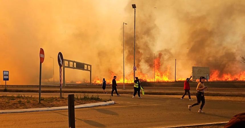 Incendios en Coacuterdoba- las llamas estaacuten fuera de control y alcanzaron los 10 metros