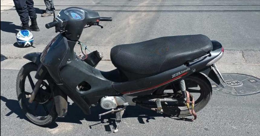 Una mujer herida tras el choque entre una moto y una camioneta 