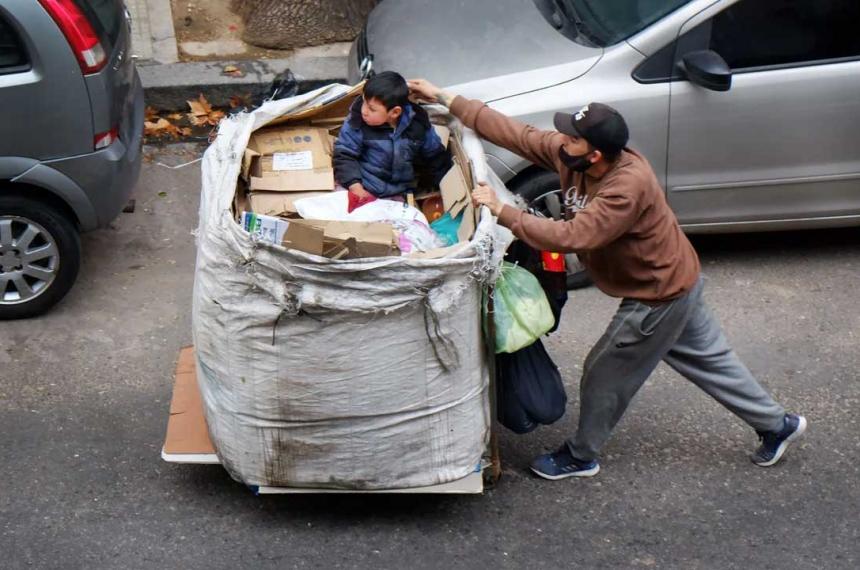 Una familia necesitoacute 939886 en agosto para no ser pobre informoacute el INDEC